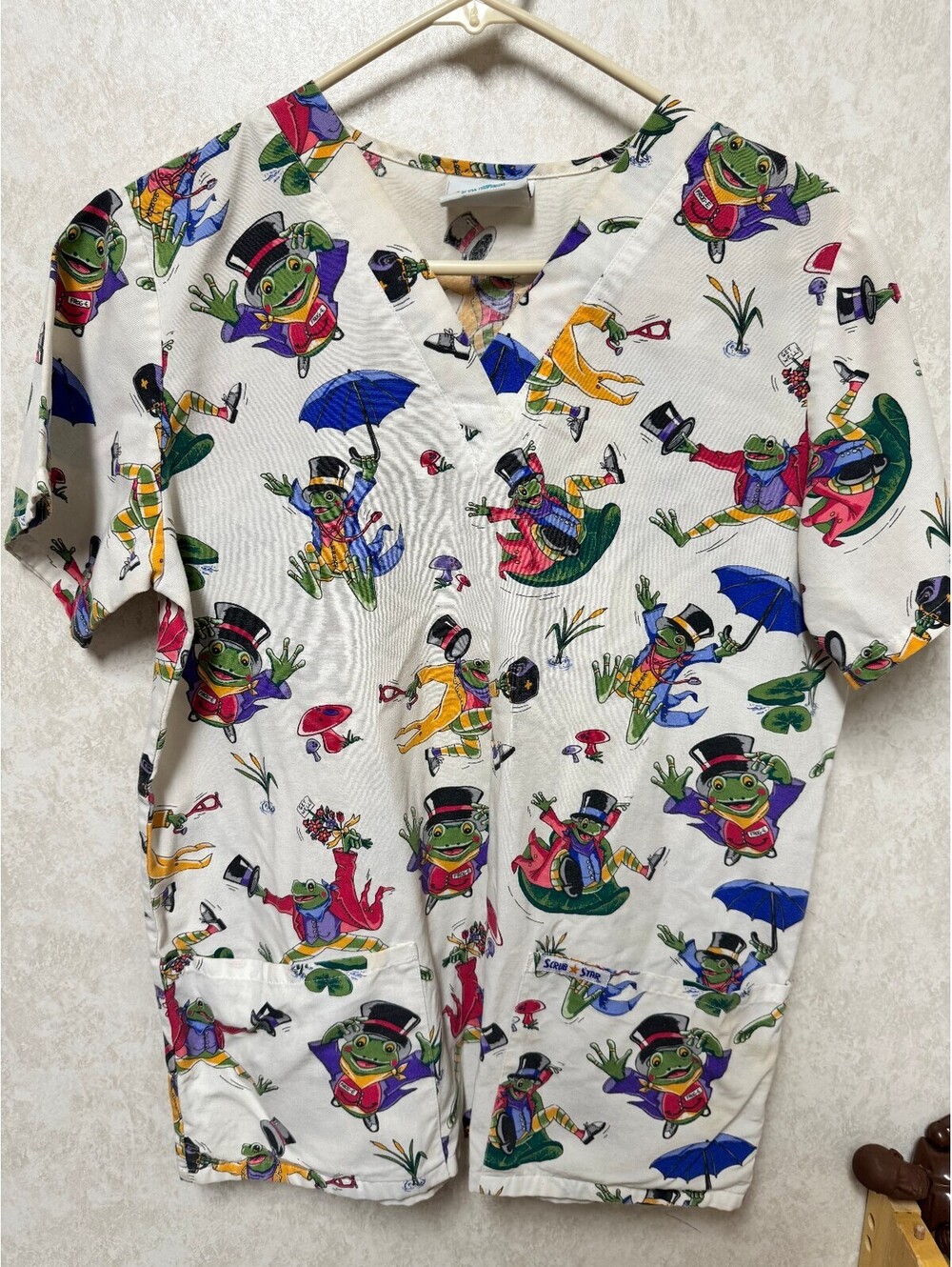 Scrub Star Frog Print V-Neck Medical Scrub Top White Multicolor